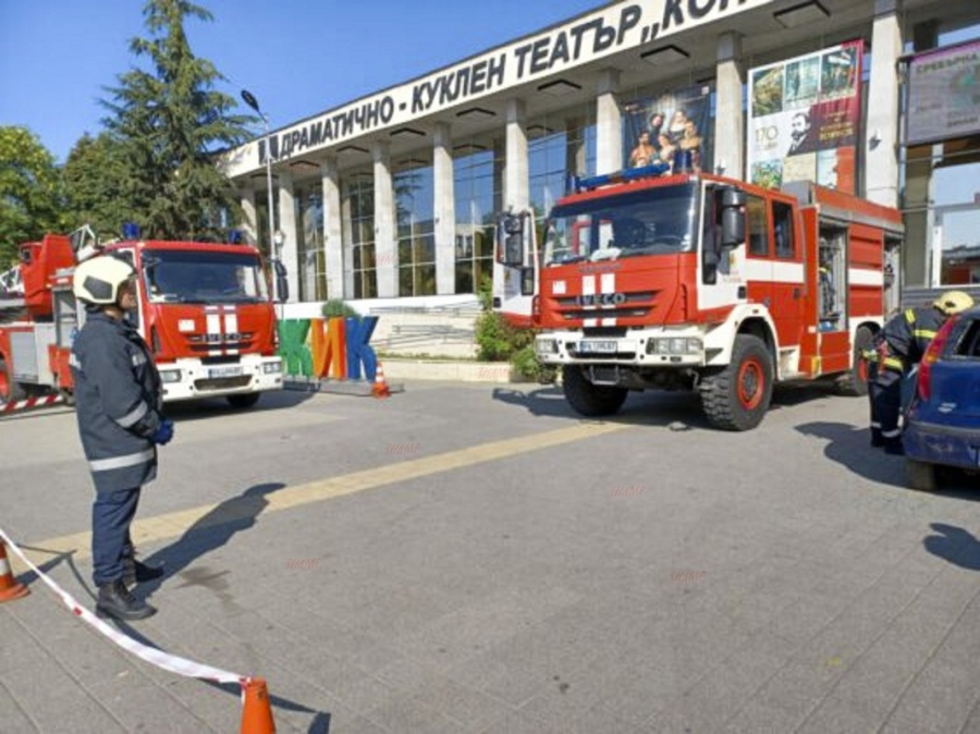 Пожарникари тренират реакция при пожар в театъра - няма инцидент, гражданите да са спокойни